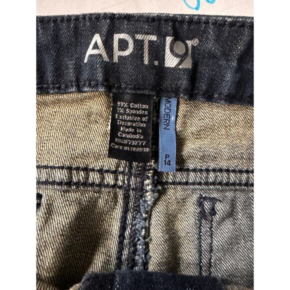 Apt. Bedazzled Capris size 14
Rise-9
Waist-18
Inseam-18 - Picture 5 of 5